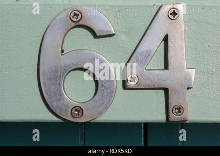 Il numero 64 sign in baita in legno Brighton, Inghilterra, close-up Foto Stock