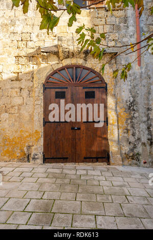Bella porta di legno nell'antica città fortificata di Mdina, Malta Foto Stock