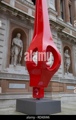 La statua di British filosofo Vittoriano John Locke (da William Theed) e una scultura moderna di Renzo Piano, di un full-size riproduzione in fibra di vetro di un 'gerberette', una delle die-cast rocker travi a sbalzo da Parigi' Georges Pompidou edificio, il 10 gennaio 2019, a Londra, in Inghilterra. Il filosofo inglese John Locke (1632 - 1704) il cui effigi sono da William Theed, noto anche come William Theed, il giovane (1804 - 9 settembre 1891), scultore inglese i cui servizi sono stati ampiamente utilizzati dalla famiglia reale. Foto Stock