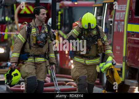 I vigili del fuoco assistere ad un incendio nel locale in Walworth Road, il 16 gennaio 2019, a Londra, in Inghilterra. Secondo London vigili del fuoco, "dieci motori Fire e circa 70 vigili del fuoco sono stati chiamati per un incendio presso un negozio con appartamenti di cui sopra su Walworth Road a Walworth. Il piano terra dell'edificio fu distrutto da un incendio e una piccola parte del seminterrato, primo piano e secondo piano sono state danneggiate anche. I vigili del fuoco di indossare respiratore salvato un uomo e una donna da un primo piano del tetto usando una breve estensione scaletta. La donna è stata trattata alla scena per inalazione di fumo poi tak Foto Stock