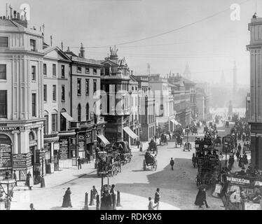 Fine Londra nel periodo Vittoriano. Una vista guardando verso il basso di Regent Street, pieno di gente e di carrozze trainate da cavalli. Foto Stock