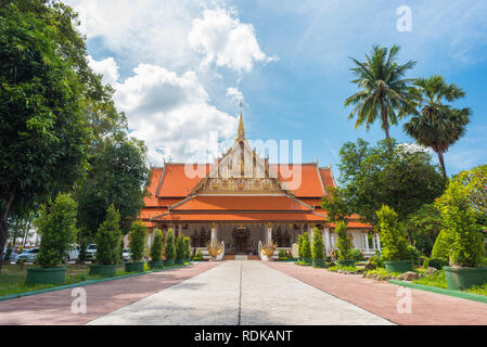 Vientiane, Laos - Agosto 8, 2018: Wat che Phoun, un tempio buddista nel centro di Vientiane, con il passo carraio e alberi tropicali lungo di essa. Foto Stock