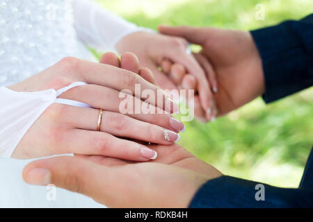 Tema di nozze, tenendo le mani sposi novelli Foto Stock