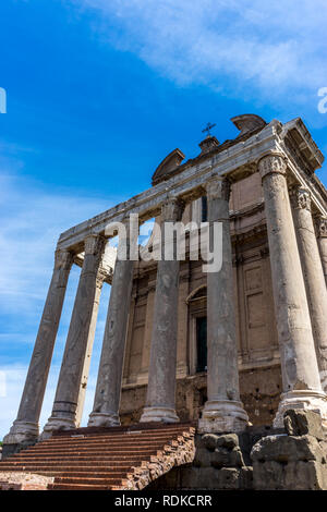 Roma, Italia - 24 giugno 2018:le antiche rovine del Tempio di Antonino e Faustina al Palatino Hills, Foro Romano a Roma Foto Stock