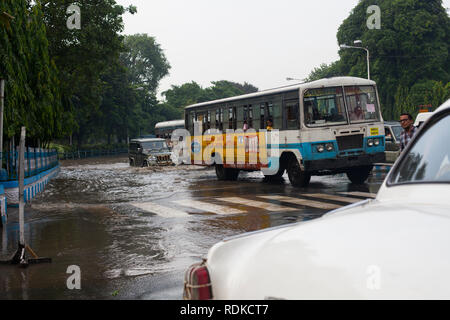 Kolkata / India - Agosto 2015: il traffico durante il monsone in Kolkata. Foto Stock