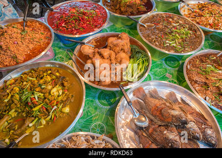 Cibo della Tailandia meravigliosa. Scelta del pasto al mercato notturno di Ao Nang, Krabi. Tipicamente 1.3 USD (40 baht) per una parte. Foto Stock