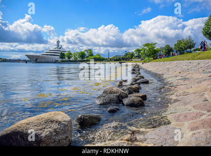 Vista sul molo Langelinie e il lungomare accanto a Langelinie park nel centro di Copenhagen, Danimarca dove la maggior parte delle navi da crociera in arrivo a Copenhagen Foto Stock