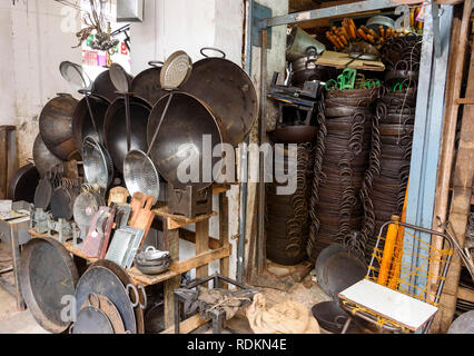 Cucina hardware, Krishnarajendra mercato, Banaglore, Bengaluru, Karnataka, India Foto Stock
