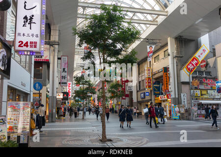 Kumamoto, Giappone - 10 Novembre 2018: Shimotori arcade è la più grande galleria di negozi in Prefettura di Kumamoto Foto Stock