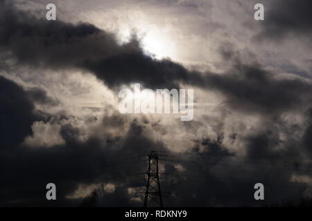 Stagliano National Grid pilone dell contro una drammatica Wintery cielo nuvoloso. Exeter Devon, Regno Unito. Foto Stock