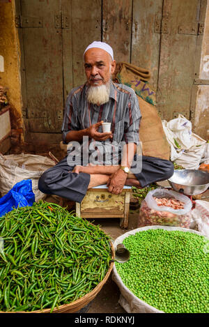 Mercato di vendita di stallo piselli, Krishnarajendra mercato, Banaglore, Bengaluru, Karnataka, India Foto Stock