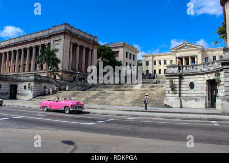 Auto storiche di fronte all'università di Havanna, Cuba Foto Stock