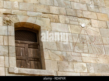 Meridiana sulla parete di una fortezza, Barcellona, Spagna Foto Stock