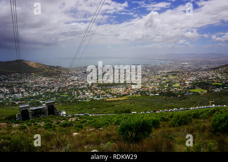 Vista su Cape Town e la stazione di arrivo della funivia sul monte table Foto Stock