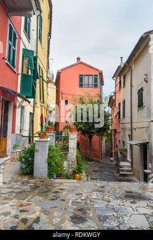 Vecchia strada stretta a Portovenere o Porto Venere cittadina sulla costa ligure. Provincia di La Spezia. Italia Foto Stock