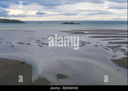 I turisti Guarda orsi bruni, Ursus arctos, sulla spiaggia di Hallo Bay, Katmai National Park, Alaska, Stati Uniti d'America, dove portano la visualizzazione è una delle attività più popolari Foto Stock