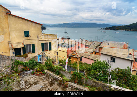 Vecchia strada stretta a Portovenere o Porto Venere cittadina sulla costa ligure. Provincia di La Spezia. Italia Foto Stock