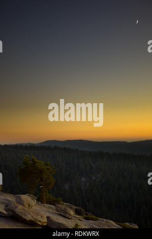 Tramonto su Yosemite National Park, California, Stati Uniti d'America come visto dal Sentinel Dome. Foto Stock