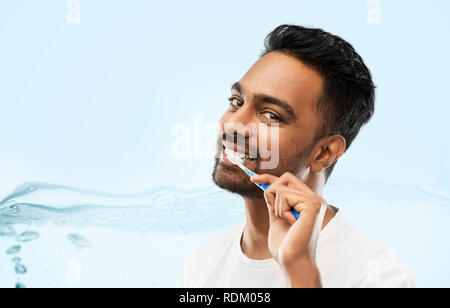 Uomo indiano con spazzolino da denti la pulizia dei denti Foto Stock