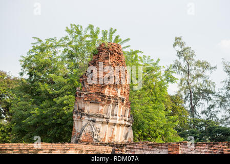 Mattone ruderi di una torre di un antico tempio buddista di Wat Phra Mahathat (Mahatat) in Ayutthaya, Thailandia. Foto Stock