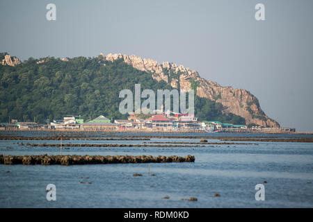 Le aziende agricole di ostriche presso la costa della città di Ang Sila vicino Beangsaen in Provinz Chonburi in Thailandia. Thailandia, Bangsaen, Novembre 2018 Foto Stock