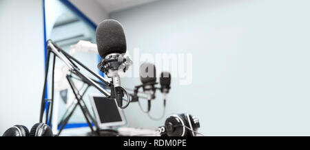 Microfoni in studio di registrazione o una stazione radio Foto Stock