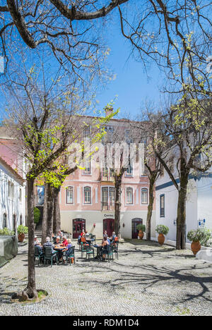 Turisti e ospiti termali al cafè sul marciapiede Foto Stock