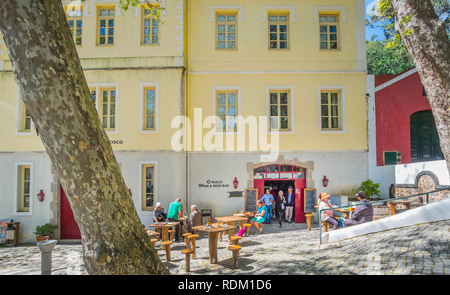 Turisti e ospiti termali di fronte o tasco, Wine & beer bar, serra de monchique Foto Stock