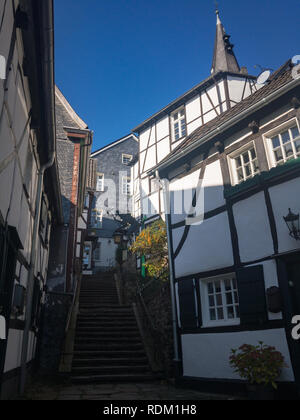 Paesaggio di Essen-Kettwig e Kirchtreppe con ist typical half-case con travi di legno in bianco e nero Foto Stock