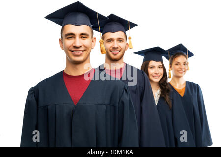 I laureati in mortaio e schede di corso di laurea gli abiti Foto Stock