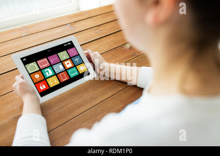 Mani con smart home icone sul tablet pc Foto Stock