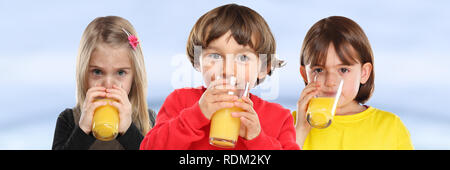 Gruppo di bambini ragazza ragazzo i ragazzi di bere succo di arancia mangiare sano giovane banner Foto Stock