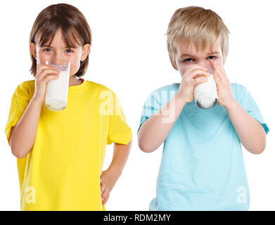 Bambini ragazza ragazzo di bere latte vetro bambini mangiare sano isolati su sfondo bianco Foto Stock