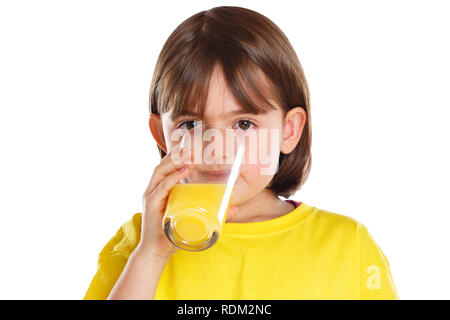 Bambino kid ragazza di bere succo di arancia mangiare sano isolati su sfondo bianco Foto Stock