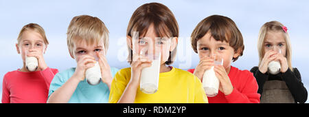 Gruppo di bambini ragazza ragazzo di bere latte vetro bambini mangiare sano giovane banner Foto Stock