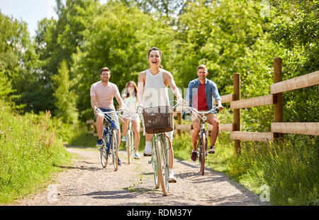 Happy amici di equitazione ingranaggio fisso di biciclette in estate Foto Stock