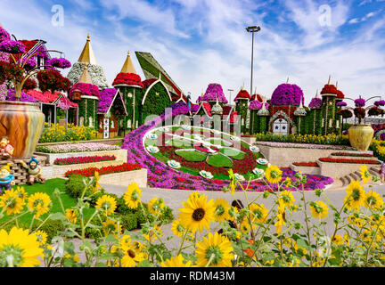 Dubai EMIRATI ARABI UNITI,11. 06. 2018 : luminoso orologio floreale con piccolo giardino case in il miracolo Giardino a Dubai Foto Stock