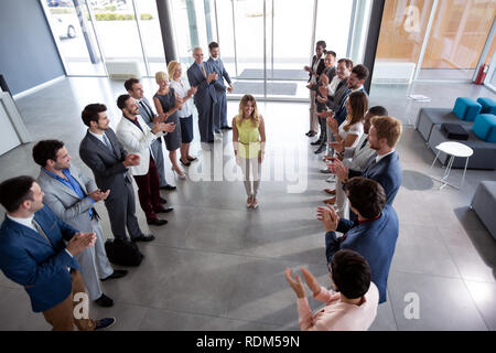 Datore di lavoro plaudendo alla felice fiducioso leader Foto Stock