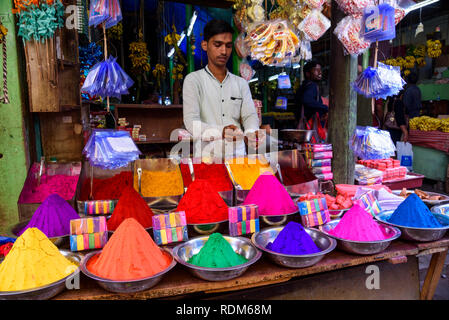 Bancarella vendendo polvere colorata per bindis e faccia tilaka vernice, mercato Devaraja, Mysore. Mysuru, Karnataka, India Foto Stock