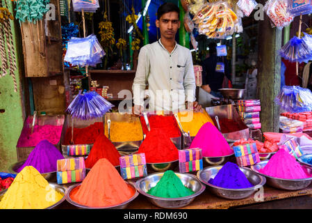 Bancarella vendendo polvere colorata per bindis e faccia tilaka vernice, mercato Devaraja, Mysore. Mysuru, Karnataka, India Foto Stock