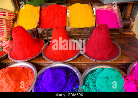 Bancarella vendendo polvere colorata per bindis e faccia tilaka vernice, mercato Devaraja, Mysore. Mysuru, Karnataka, India Foto Stock