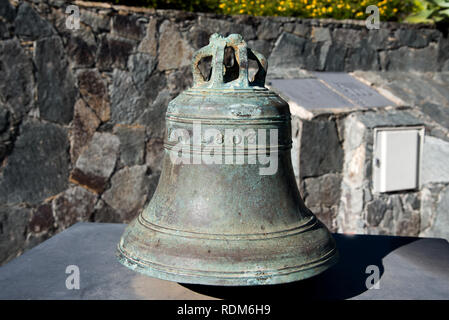 In fusione di ghisa campane antiche costruire nel 1803 dalla Chiesa Cattolica, vicino fino a Santa Lucia de Tirajana, Gran Canaria, Spagna Foto Stock