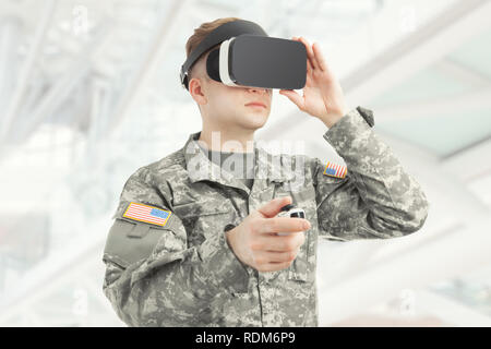 In ambienti chiusi shot del soldato americano indossando occhiali per realtà virtuale Foto Stock