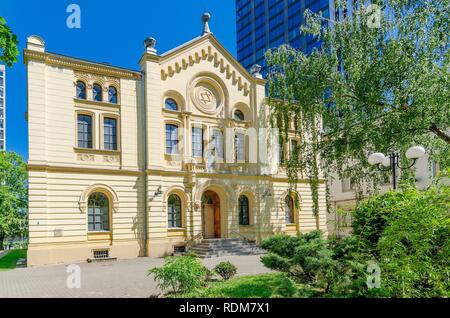 Varsavia, MASOVIA PROVINCIA / Polonia - 5 Maggio 2018: Il Nozyk sinagoga ebraica prewar casa di preghiera, l'unica superstite WW2 in Varsavia. Foto Stock