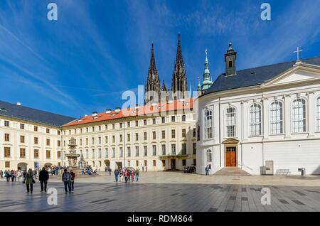 Praga, HRADCANY QUARTIERE / Repubblica Ceca - 29 settembre 2018: il Castello di Praga secondo cortile con Santa Croce cappella. Foto Stock