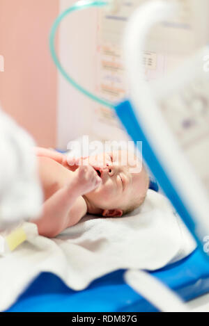 Neonato in ospedale Foto Stock