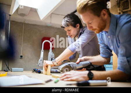 Due progettisti che lavorano su un progetto Foto Stock