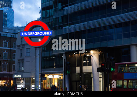 Cartello della metropolitana di Aldgate East, Londra Foto Stock