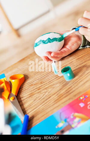 Bambino di pittura delle uova di Pasqua Foto Stock