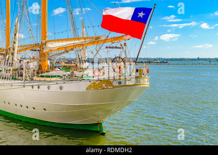 MONTEVIDEO, Uruguay, APRILE - 2018 - moderna fregata con bandiera cilena parcheggiato a Marino mostra a Montevideo città portuale, Uruguay Foto Stock